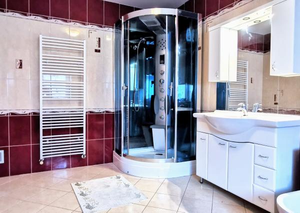 REZERVOVANÝ IBA U NÁS! Veľkorysý rodinný dom len 9 km od Nitry