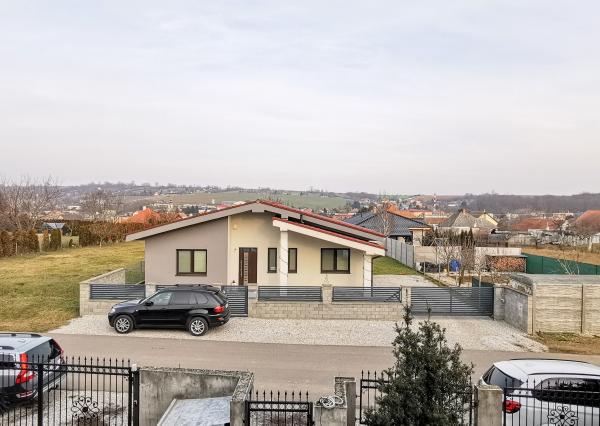 REZERVOVANÝ IBA U NÁS! Veľkorysý rodinný dom len 9 km od Nitry