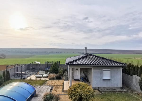 REZERVOVANÝ IBA U NÁS! Veľkorysý rodinný dom len 9 km od Nitry