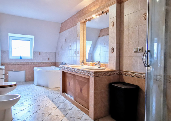 REZERVOVANÝ IBA U NÁS! Veľkorysý rodinný dom len 9 km od Nitry