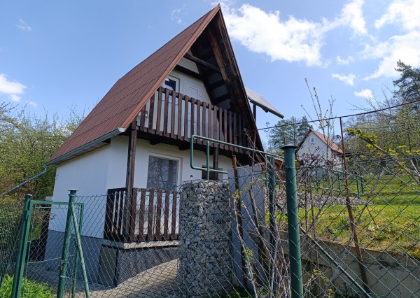 Ponúkame na predaj záhradu s chatkou, oblasť Púchov - Skala