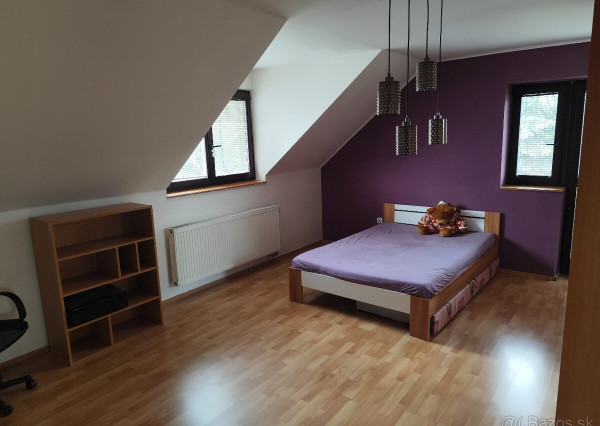 Priestranný 7 izbový rodinný dom s bazénom