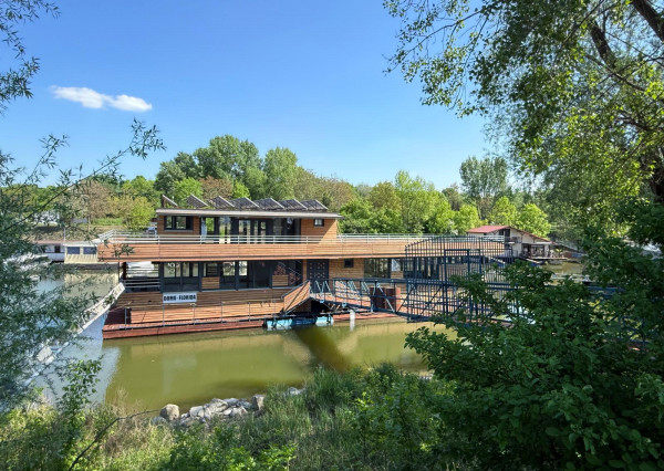 Štýlový houseboat 427 m² v drevenom švajčiarskom dizajne