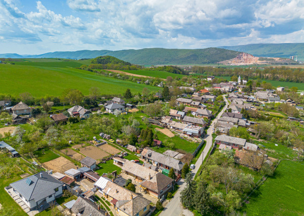 IBA U NÁS! Na predaj Pozemok, záhrada, všetky IS, Chorváty