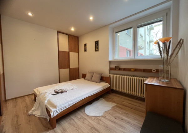 IBA U NÁS! Útulný 2-izbový byt Krížna BA - Staré Mesto