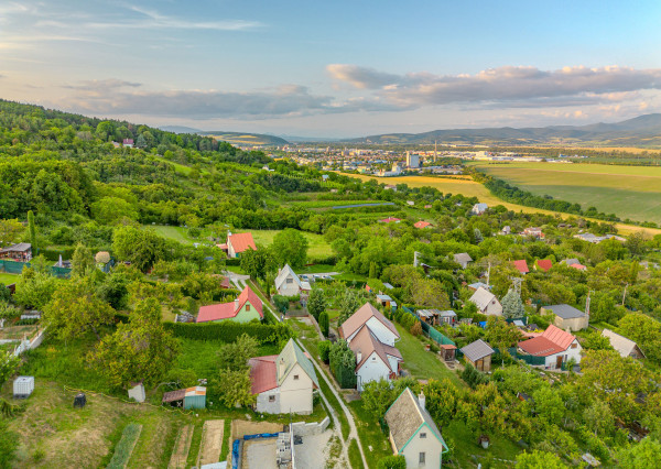 IBA U NÁS! Rekreačná chatka - Vinohrady, Nové Mesto n./V.