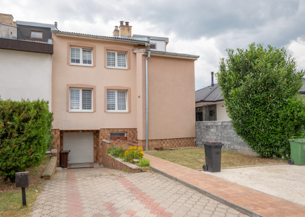 IBA U NÁS! Na predaj poschodový rodinný dom, Michalovce