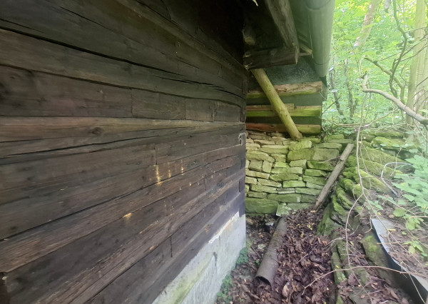 IBA U NÁS! Drevenica so stodolou na predaj - Dolná Mariková