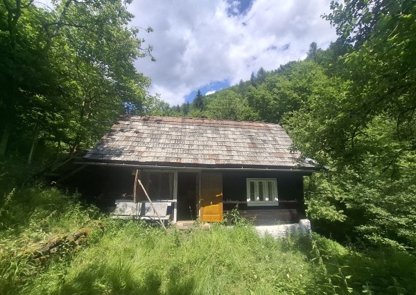 IBA U NÁS! Drevenica so stodolou na predaj - Dolná Mariková