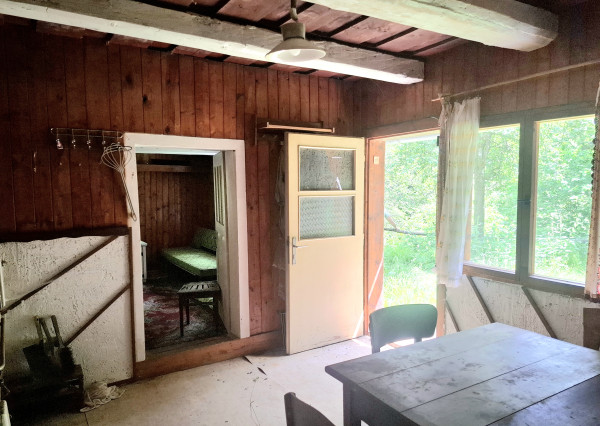 IBA U NÁS! Drevenica so stodolou na predaj - Dolná Mariková