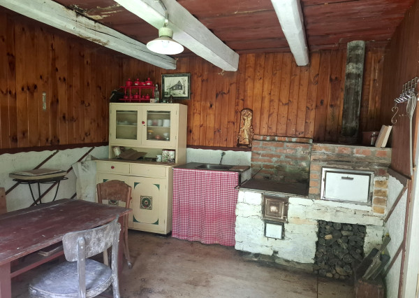 IBA U NÁS! Drevenica so stodolou na predaj - Dolná Mariková