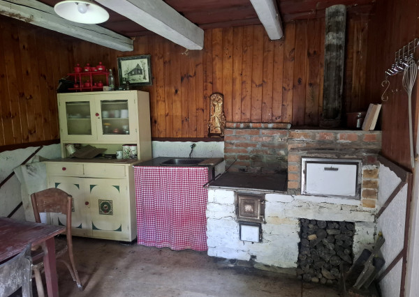 IBA U NÁS! Drevenica so stodolou na predaj - Dolná Mariková