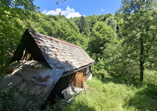 IBA U NÁS! Drevenica so stodolou na predaj - Dolná Mariková