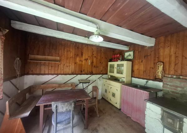 IBA U NÁS! Drevenica so stodolou na predaj - Dolná Mariková