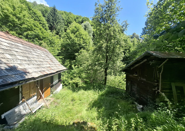 IBA U NÁS! Drevenica so stodolou na predaj - Dolná Mariková