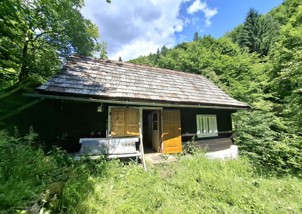 IBA U NÁS! Drevenica so stodolou na predaj - Dolná Mariková