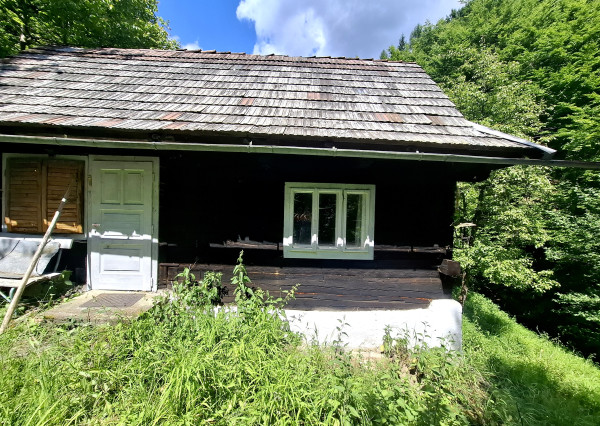 IBA U NÁS! Drevenica so stodolou na predaj - Dolná Mariková