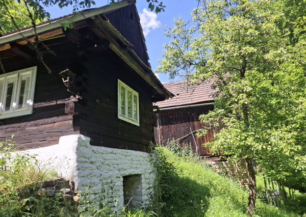 IBA U NÁS! Drevenica so stodolou na predaj - Dolná Mariková