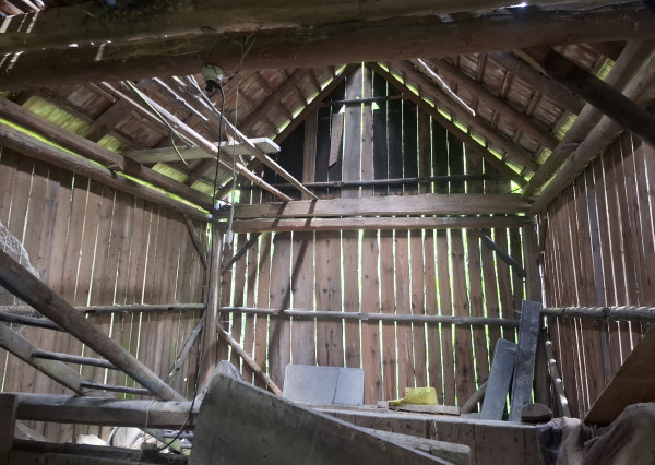 IBA U NÁS! Drevenica so stodolou na predaj - Dolná Mariková