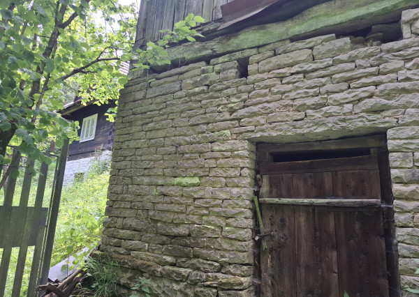 IBA U NÁS! Drevenica so stodolou na predaj - Dolná Mariková
