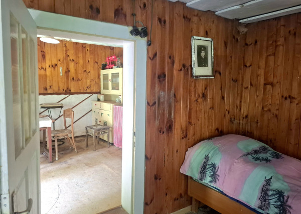 IBA U NÁS! Drevenica so stodolou na predaj - Dolná Mariková