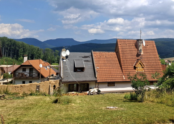 Rekreačná chalupa pod lesom na predaj-Radobica, ok.Prievidza