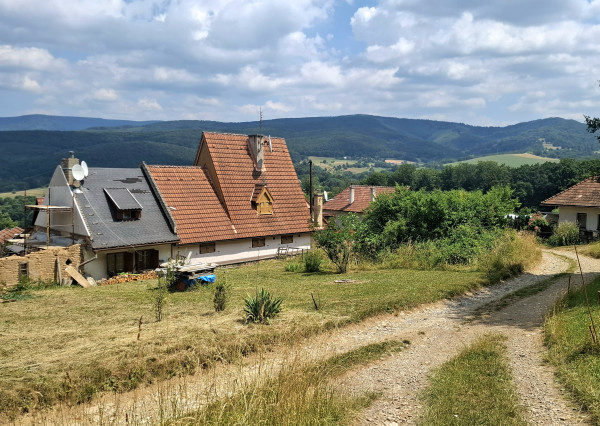 Rekreačná chalupa pod lesom na predaj-Radobica, ok.Prievidza