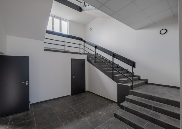 IBA U NÁS! Na prenájom poschodie v budove v Považskej Bystrici