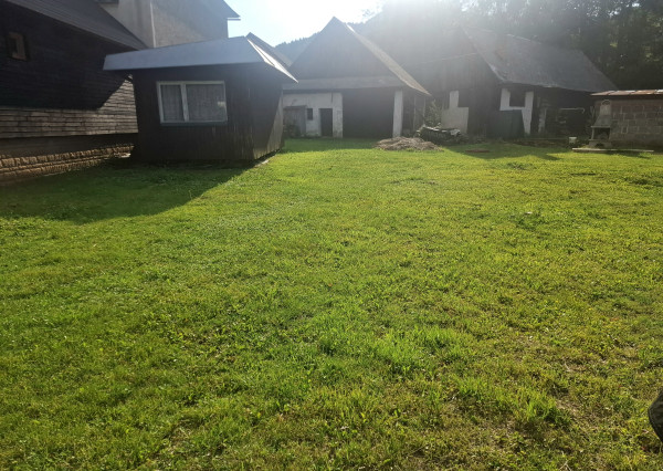 NA PREDAJ Stavebný pozemok so stodolou na kraji obce Čičmany