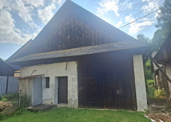 NA PREDAJ Stavebný pozemok so stodolou na kraji obce Čičmany