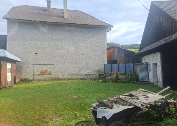 NA PREDAJ Stavebný pozemok so stodolou na kraji obce Čičmany