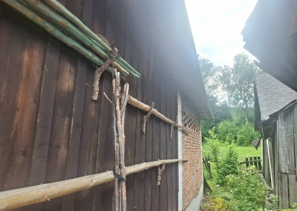 NA PREDAJ Stavebný pozemok so stodolou na kraji obce Čičmany