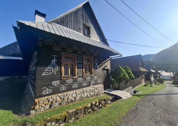 NA PREDAJ Stavebný pozemok so stodolou na kraji obce Čičmany