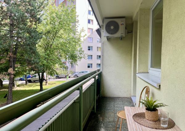 IBA U NÁS! Prenájom 1-izbového bytu s klímou a loggiou, BA-Rača