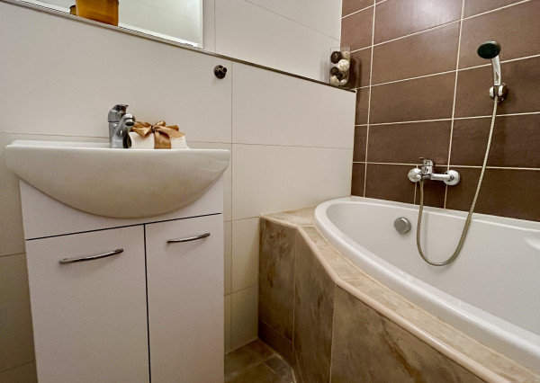 IBA U NÁS! Prenájom 1-izbového bytu s klímou a loggiou, BA-Rača