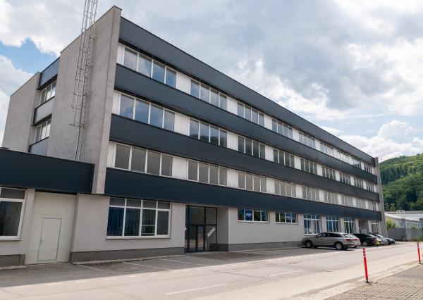 IBA U NÁS!Na prenájom 3-podlažná budova v Považskej Bystrici