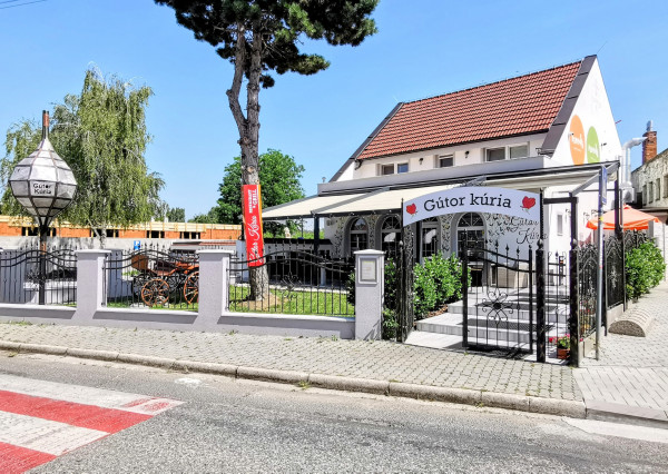 Reštaurácia pozostáva z murovanej časti, otvorenej terasy
