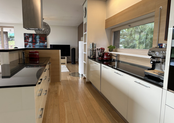 Na predaj 6-izbový dom s bazénom, Limbach