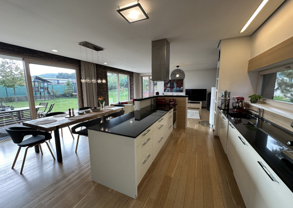 Na predaj 6-izbový dom s bazénom, Limbach