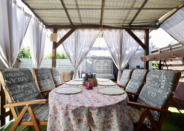 NA PREDAJ! 4-izbový rodinný dom zariadený so záhradkou