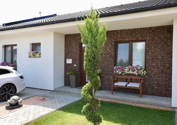 NA PREDAJ! 4-izbový rodinný dom zariadený so záhradkou