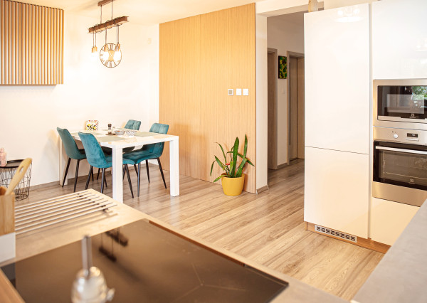 IBA U NÁS! Moderný 3-izbový byt s fotovoltikou a parkovaním