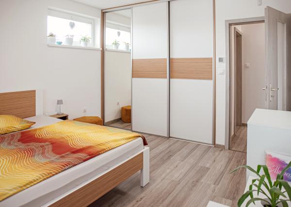 IBA U NÁS! Moderný 3-izbový byt s fotovoltikou a parkovaním