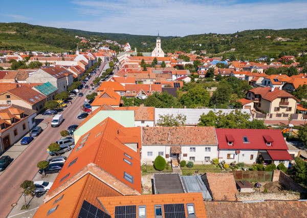 IBA U NÁS: Na predaj rodinný dom Svätý Jur – záhrada, garáž, pivnica
