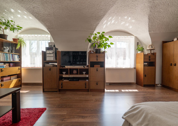 IBA U NÁS: Na predaj rodinný dom Svätý Jur – záhrada, garáž, pivnica