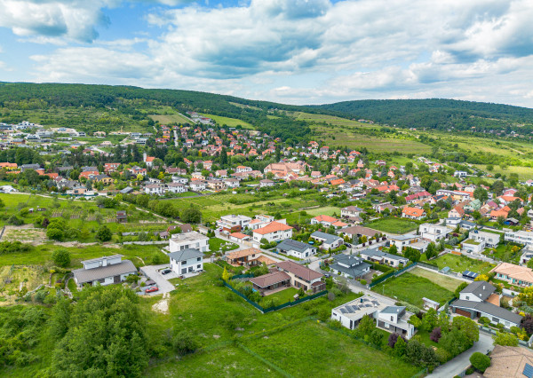 Na predaj 6-izbový dom s bazénom, Limbach