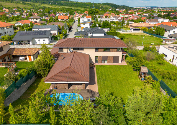 Na predaj 6-izbový dom s bazénom, Limbach