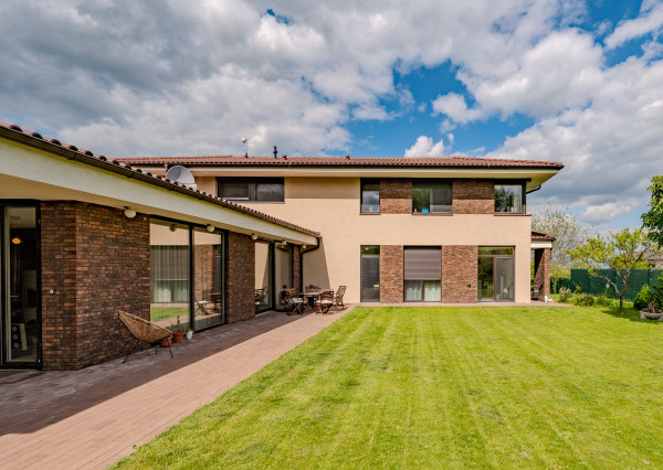 Na predaj 6-izbový dom s bazénom, Limbach