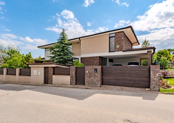 Na predaj 6-izbový dom s bazénom, Limbach