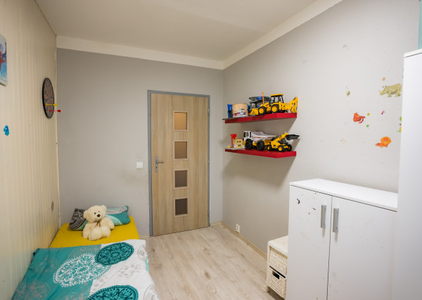 IBA U NÁS ! Priestranný 3i byt, 70m2, Trenčín, Hollého ul.